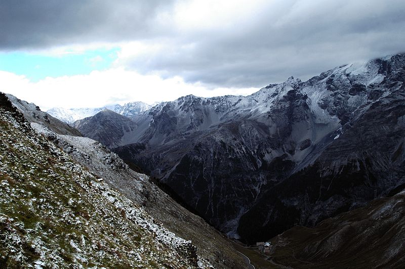 File:Franzenshöhe from Stelvio.jpg