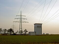 Leitung führt durch eine Transformatorenstation