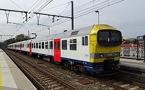 Gare des arcades - Train S7 - 3 septembre 2018 (cropped).jpg