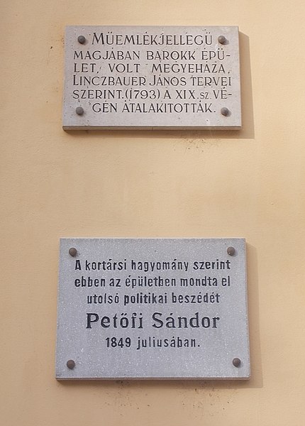 File:Gedenktafel Petőfi, Kulturdenkmal, Petőfiplatz 3, 2022 Gyula.jpg