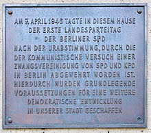 Gedenktafel am Haus Wilskistraße 78 in Berlin-Zehlendorf (Quelle: Wikimedia)