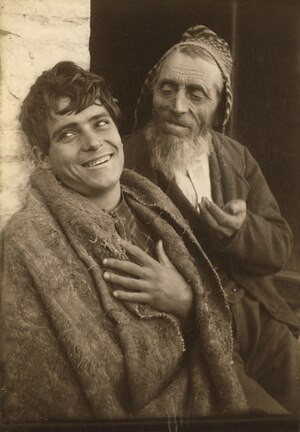 Gloeden, Wilhelm von (1856-1931) - n. 1007 - Ragazzo e vecchio - Abruzzo, ca 1880 - Dal sito del National Geographic.jpg