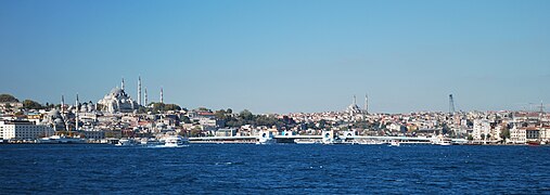 Det gylne horn og gamlebyen (venstre) sett fra Bosporus