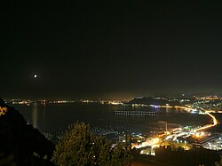 Golfe de Pouzzoles. Au premier plan à droite, les lumières de l'ancien quartier Italsider dans le quartier de Bagnoli (Naples)