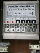 Automat für Grablichter auf dem Friedhof von Ettal, Bayern