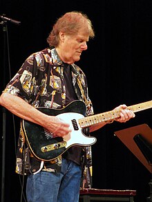 Guitarrista Reggie Young, em show no show beneficente Back in Memphis para Sweet Inspiration Myrna Smith, 12 de agosto de 2010, Elvis Week, University of Memphis