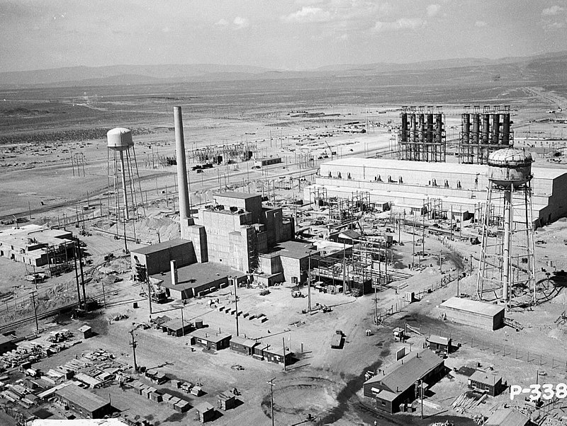 https://upload.wikimedia.org/wikipedia/commons/thumb/5/55/Hanford_B-Reactor_Area_1944.jpg/800px-Hanford_B-Reactor_Area_1944.jpg