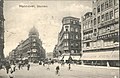 Deutsch: Um 1905 handschriftliche nummerierte Ansichtskarte mit der Nummer 327 mit einem Blick von der Georgstraße in Hannover durch die Nordmannstraße. Ganz rechts ist das Herren- und Bekleidungshaus Ernst Zeyn in Hannover zu sehen, das 1925 von C & A Brenninkmeyer als siebte Niederlassung und hannoversche Filiale des holländischen Familienkonzerns eröffnete. Zu sehen ist hier eine Fotografie aus dem Ersten Stock, die den Blick auf den Eingang im Erdgeschoss, das in Form einer Empore umlaufende Erste Stockwerk sowie das glasüberdachte und Tageslicht-durchflutete Atrium zeigt ...