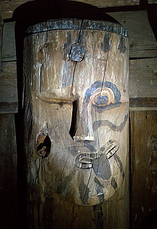 Hegge stavkirke, maske på stav - 1.jpg