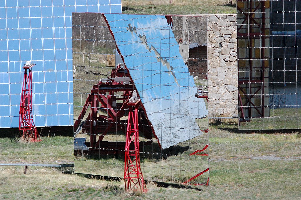 LIEUX INSOLITES,ORIGINAUX,MÉCONNUS en France 1024px-Heliostat