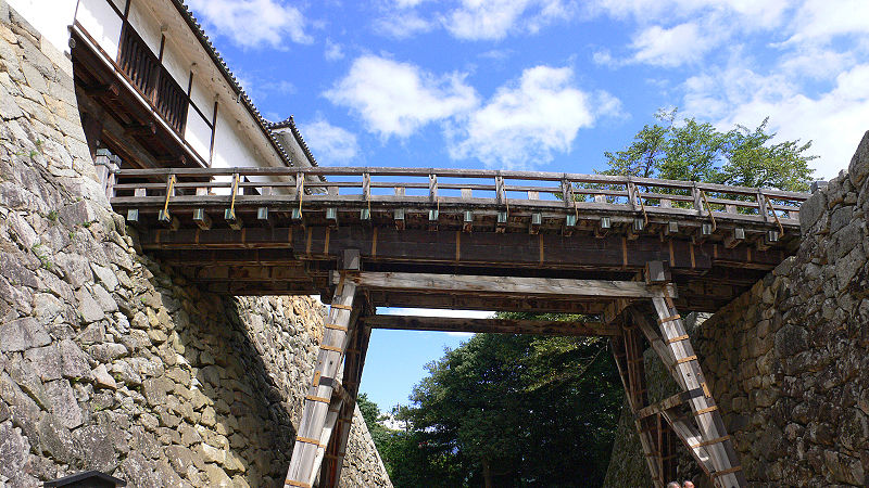 File:Hikone castle04s3200.jpg