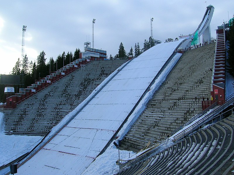 File:Holmenkollbakken tribuner 2006.jpg