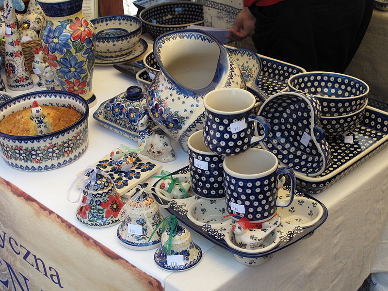 File:Hrnčířské trhy Beroun 2011, keramika z Polska.JPG