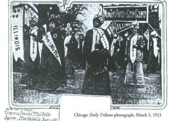 Photographie noir et blanc publiée dans un journal d'Ida B. Wells et Belle Squire en tête de manifestatio