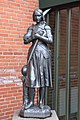 Institut Sankt Joseph, Skole på Østerbro, København, Danmark. Skolegårdsinventar, skulptur af Jeanne d'Arc, ved gymnastiksalen.