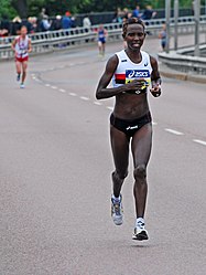 Isabellah Andersson springer upp för Västerbron på väg mot segern i Stockholm Marathon 2013.