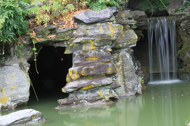 File:Japanese Hill-and-Pond Garden, Brooklyn 06.JPG