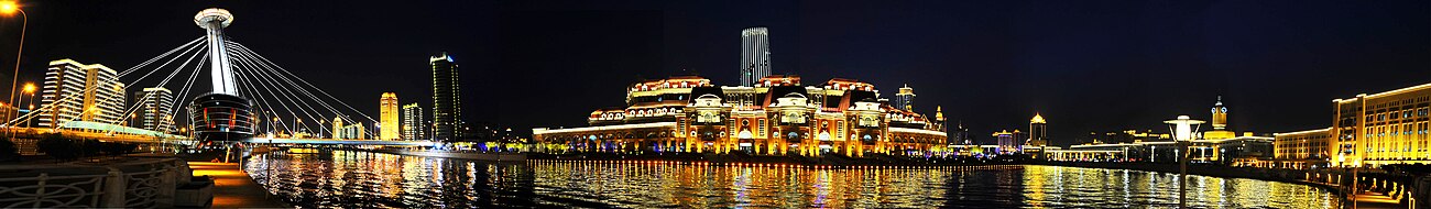 本图描绘了天津海河津湾广场段的夜景风光。