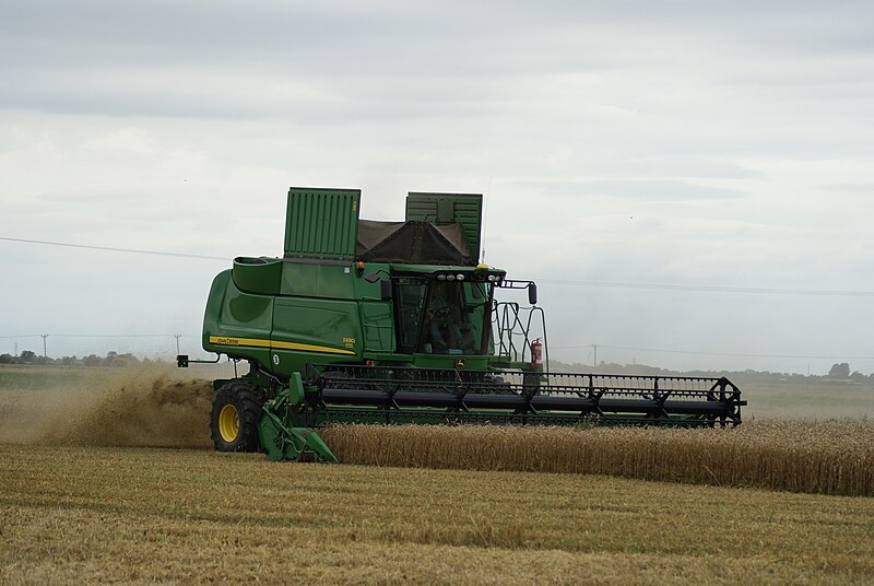 File:John Deere S690i at harvest, Lincolnshire 2011 a.jpg