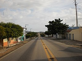 De hoofdweg rua Pedro Simplino (BR-405) in José da Penha