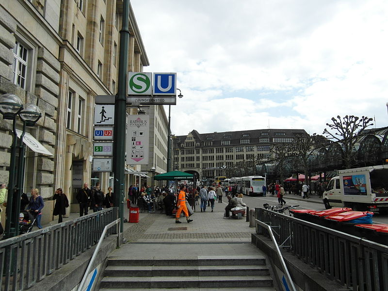 File:Jungfernstieg - Hamburg - U-Bahn (13307229615).jpg