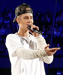 Justin Bieber in Rosemont, Illinois (2015) (cropped).jpg