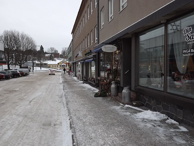 File:Köpmansgatan mot järnvägsstationen vinter 2018.jpg