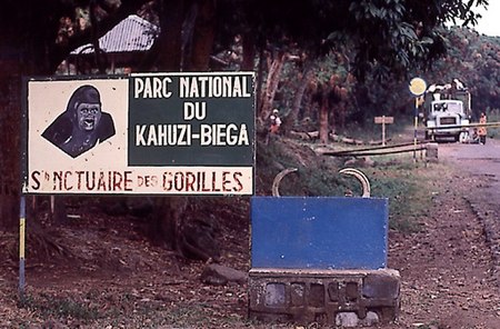 Tập_tin:KahuziBiegaSign.jpg