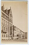 Das Wunder-Haus als viereinhalb-stöckiges Gebäude am Friedrichswall um 1879. Es überragt die rechts stehenden herrschaftlichen Adelssitze der Grafen Bernstorff und Bremer[1]. Das Palais Bremer wich 1891[2] dem Durchbruch der Ebhardtstraße.