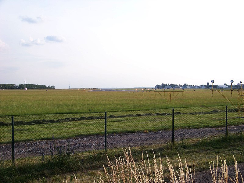 File:Kbely, letiště, od železniční trati (01).jpg