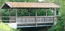 Während der Dorferneuerung erstellte überdachte Holzbrücke über den Flossinger Bach in Oberflossing