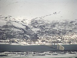 Kvaløya med Sandnessundsbron från Tromsøya och Tromsø flygplats i förgrunden.