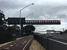 Grande pórtico de metal com sinais LED de limite de velocidade