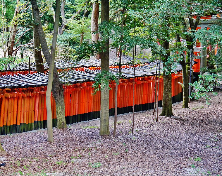 File:Kyoto Schrein Fushimi-Inari-taisha Torii 28.jpg