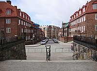 La rue Bragevägen vue depuis le parvis de l'église.