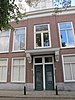 Dubbel woonhuis met lijstgevel in sobere, laat-neoclassicistische/vroeg eclectische stijl