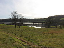 Barrage EDF, construit en aval du lac à la fin des années 1960, sur l'Helpe Majeure.