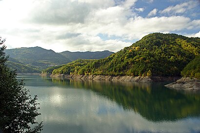 Come arrivare a Lago del Brugneto con i mezzi pubblici - Informazioni sul luogo