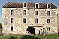 Le bâtiment de l'ancienne grange à dîme, vu depuis la cour intérieure.