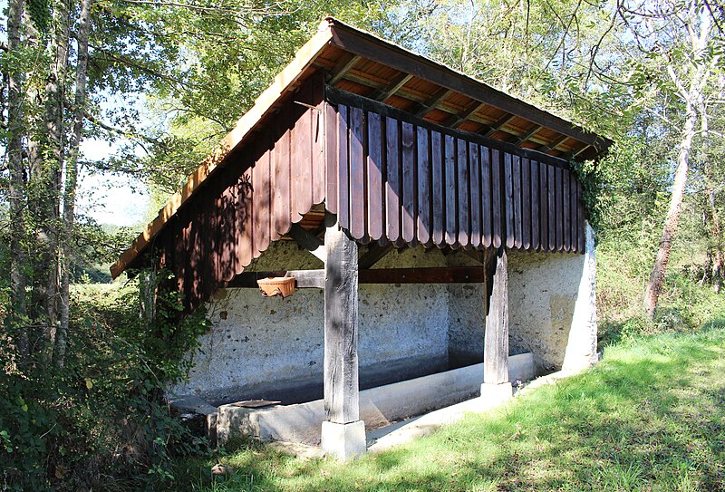 File:Lavoir de Saint-Paul (Hautes-Pyrénées) 1.jpg