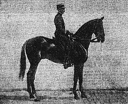 Le Commandant Xavier Lesage, en avril 1933 sur 'Taine'.jpg