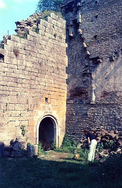 File:Le château de Thil en 1989, detail.jpg