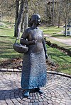 Lena Lerviks staty över Amalia Erikssson i Södra parken i Gränna