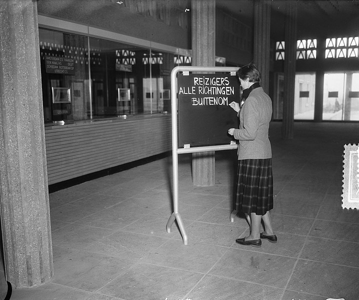 File:Loketten in nieuw station Leiden, Bestanddeelnr 905-4423.jpg