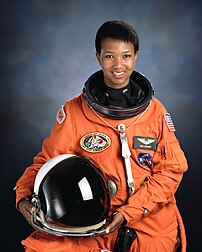 L'astronaute américaine Mae Jemison en juillet 1992, avant la mission STS-47 de la navette spatiale Endeavour. (définition réelle 6 204 × 7 755)