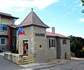 La mairie : l'église romane fait face à l'ancienne cure et à son pigeonnier, restaurés et transformés en mairie.