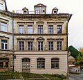 Wohnhaus (bauliche Einheit mit Nr. 1) in geschlossener Bebauung, Ecklage, mit Seitenflügel im Hof