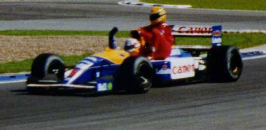 Nigel Mansell geeft Ayrton Senna een lift na de grand prix in 1991.