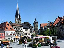 Marktplatz mit katholischer Stadtpfarrkirche und Oberem Tor