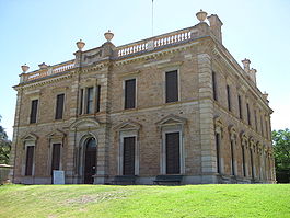 Мартиндейл-холл рядом с Минтаро в Южной Австралии — усадебный дом 1879 года постройки, который предстал в фильме колледжем миссис Эппльярд